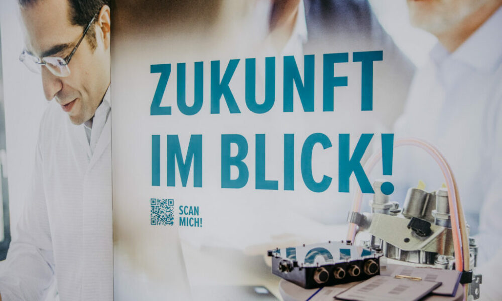 Poster mit dem Slogan "Zukunft im Blick"