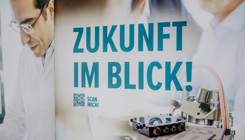 Poster mit dem Slogan "Zukunft im Blick"