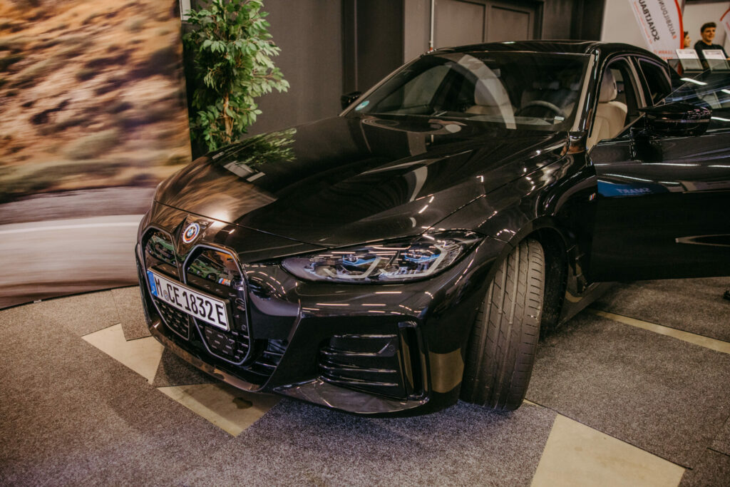 Stand der Firma BMW mit einem Ausstelllungsfahrzeug