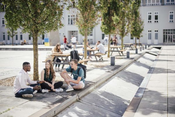 Studierende am Campus in Landshut