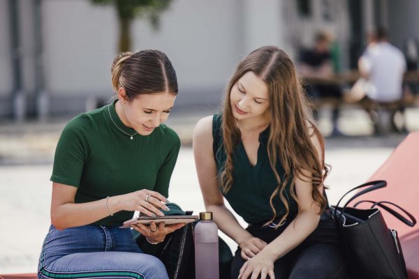 zwei Studierende am Campus in Landshut